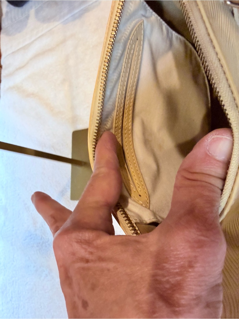 Louis Vuitton Epi Speedy 25 handbag in the color Vanilla - Picture 12 of 16